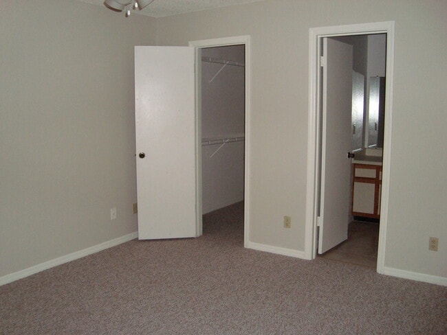 Building Photo - 1st Floor 2br/2ba Metrowest Condo with Pri...