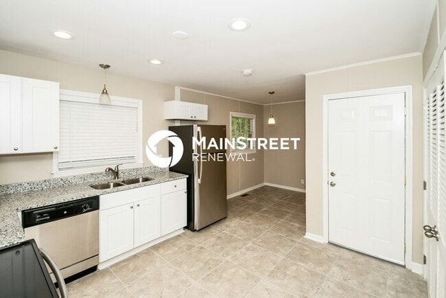 Building Photo - 5 Bedroom Pet-Friendly Home in Center Poin...