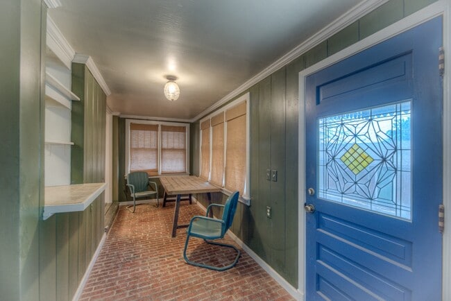 Building Photo - 544 S Oswego Ave