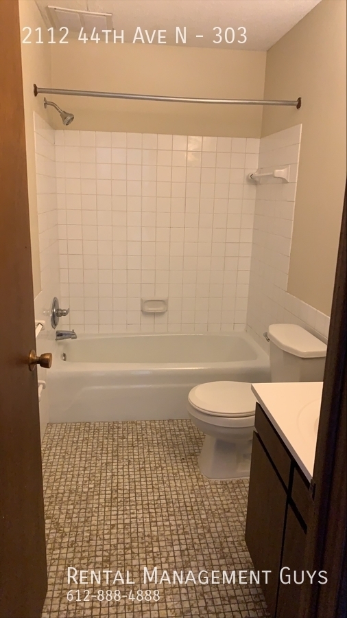 Building Photo - 1 Bedroom Apartment- Laundry and Off Stree...