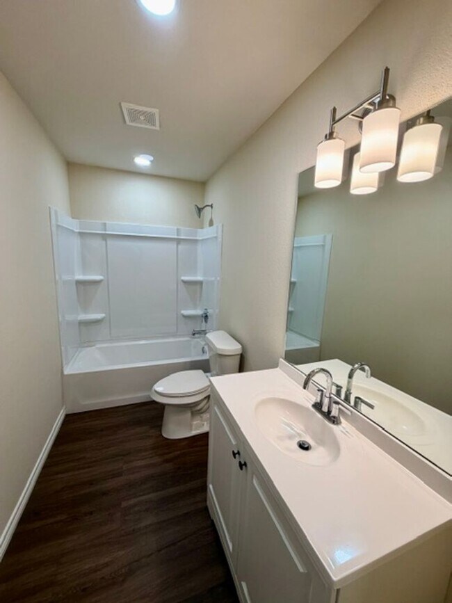 Building Photo - 102 Pecan Dr