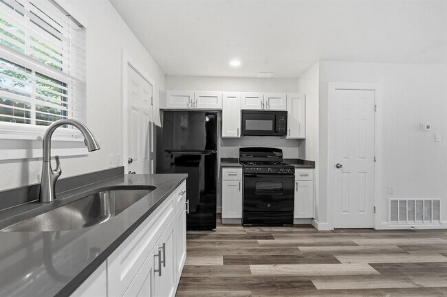 Building Photo - 1911 Hearthside Dr