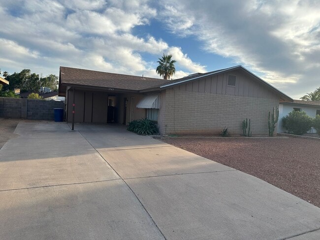 Building Photo - Charming 3 Bed 2 Bath home in Tempe with 2 car garage and big backyard