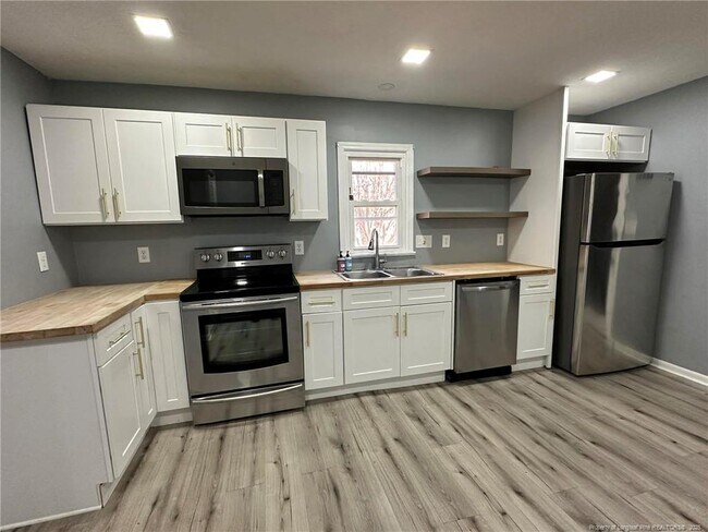 Building Photo - 413 Country Club Dr