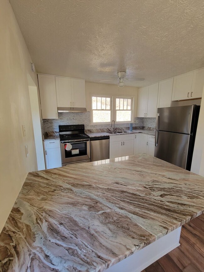 Building Photo - Wonderful spacious country home