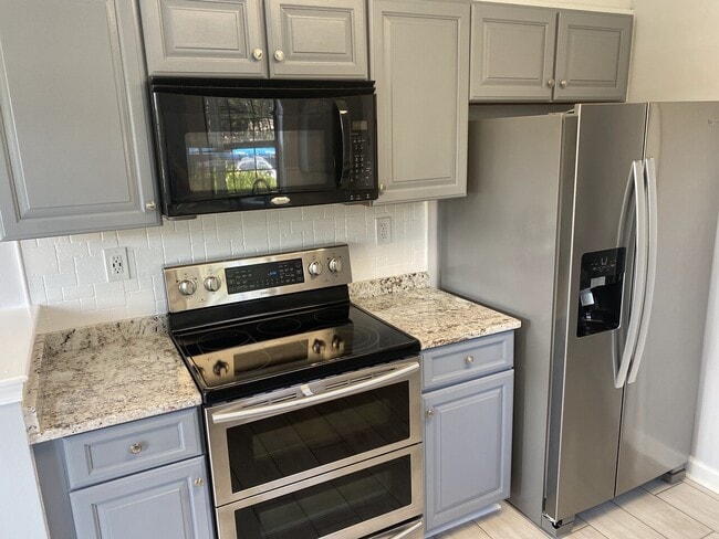 Building Photo - 423 Harbour Point