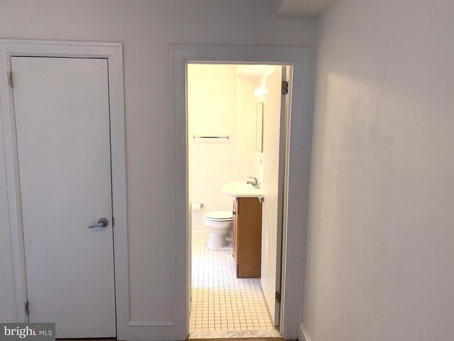 Building Photo - 332 S 17th St