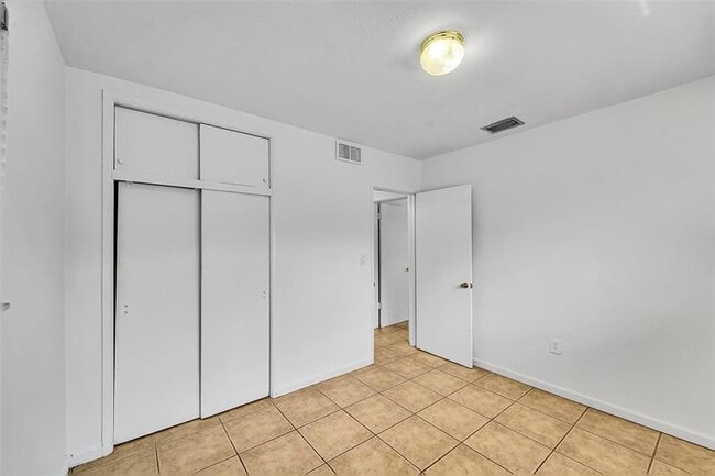 Building Photo - 2230 Havana Dr