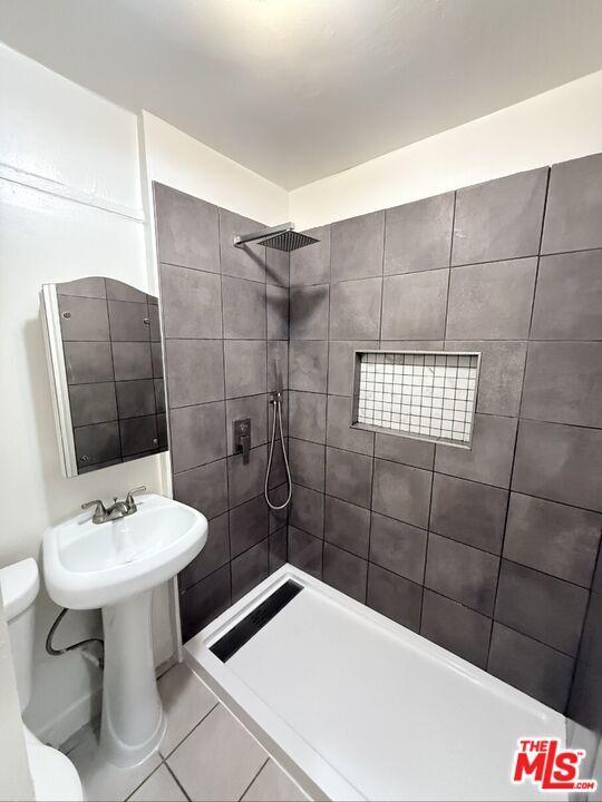 Building Photo - 6685 De Longpre Ave