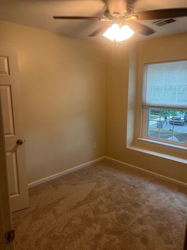 Building Photo - Available now. Grat 3BR/2.5 BA Townhome in Oak Bluff!