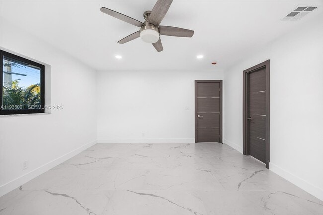 Building Photo - 218 SE 2nd St