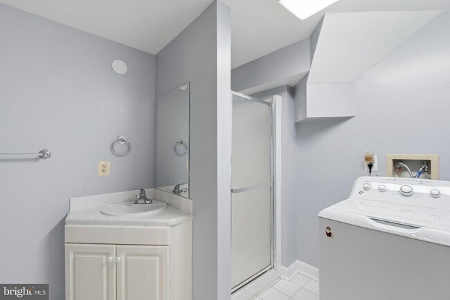 Building Photo - 6323 Barcroft Mews Dr