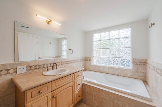 Building Photo - Beautiful Hermosa Beach Townhome Rental!