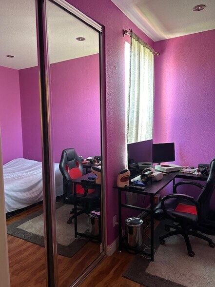 Building Photo - 1020 S San Marino Way