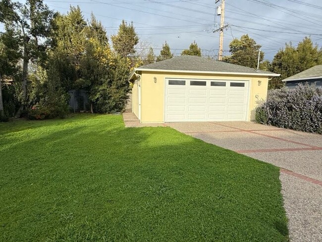 Building Photo - Charming 2-Bedroom Home Large Rumpus Room,...