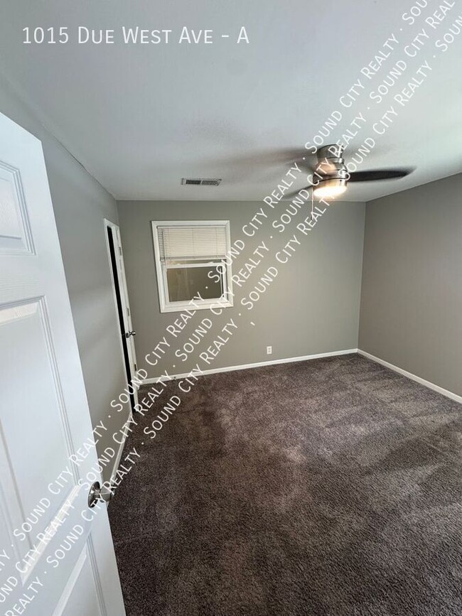 Building Photo - AVAILABLE NOW! 2 bed/ 1 bath duplex in Mad...