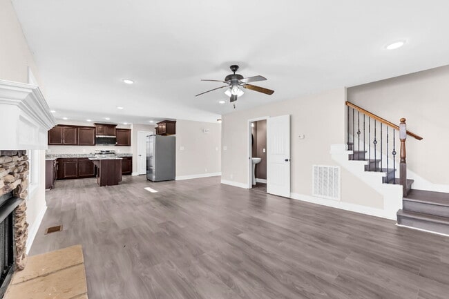 Building Photo - Close to Post and Move in Ready!