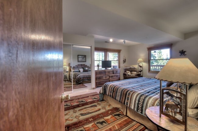 Building Photo - Beautiful home near bus route Breckenridge! 5 bedrooms and VIEWS!  Flexible Lease Terms