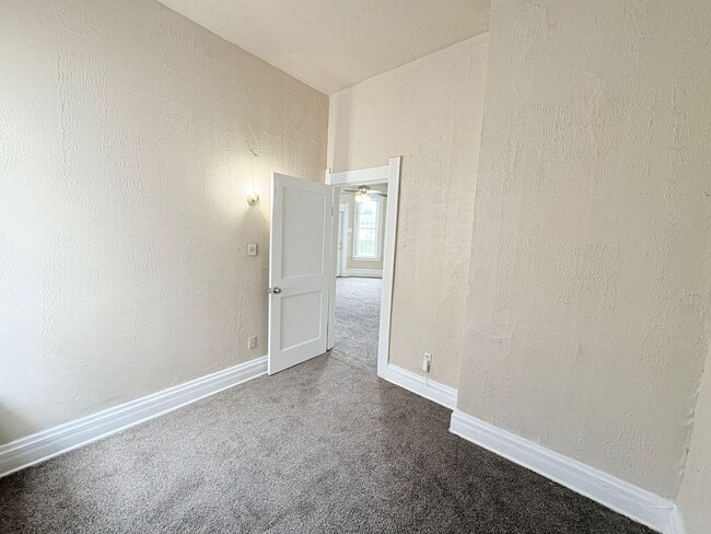 Building Photo - 837 Avondale Ave