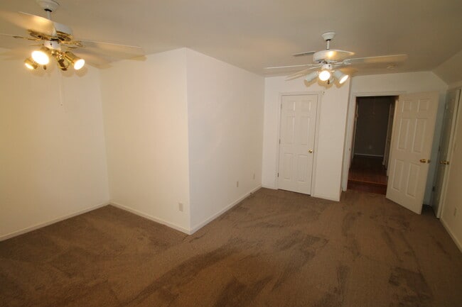Building Photo - 583 Stonehenge Dr
