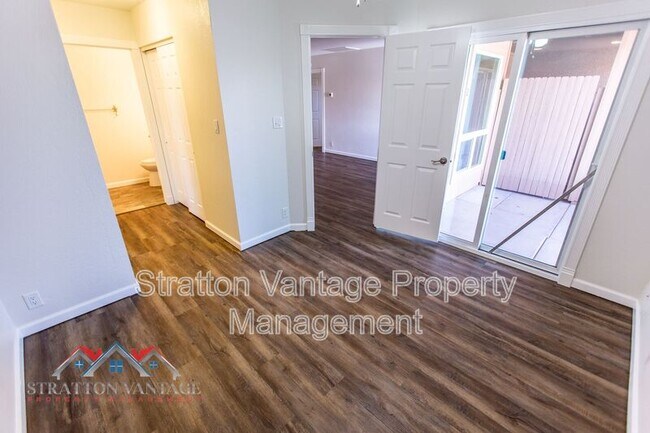 Building Photo - 427 W Pontiac Dr