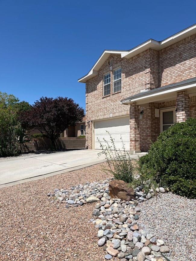 Building Photo - Fully landscaped 4 br home