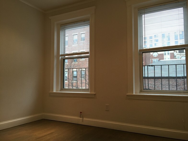 Building Photo - 15 Queensberry St