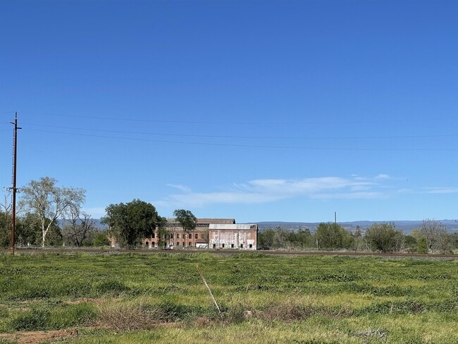 Building Photo - 1609 Diamond Ave