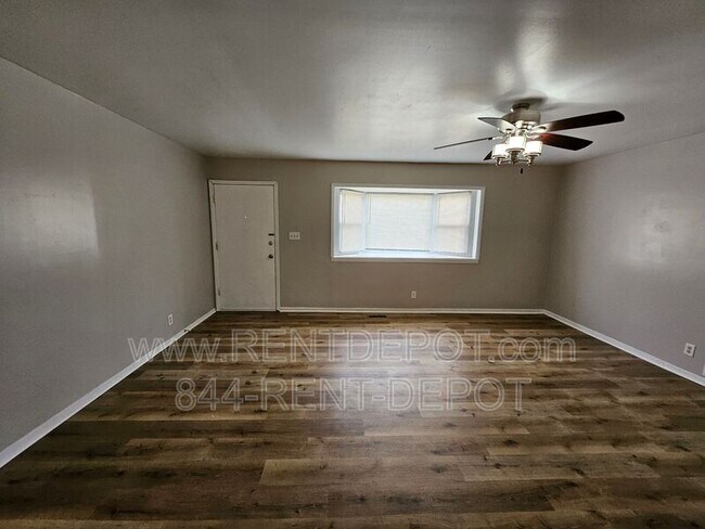 Building Photo - 1531 E Riverside Dr