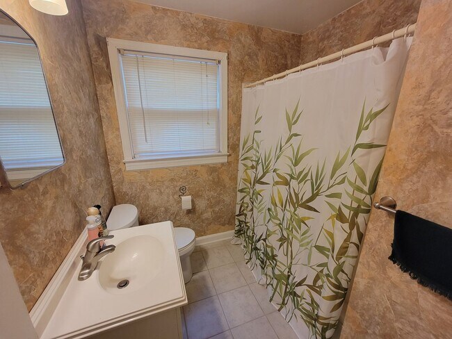 Building Photo - 3 Bedroom 2 Bathroom House