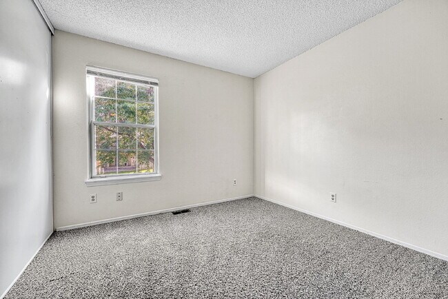 Building Photo - $1,465 - 2 Bed 1 Bath Townhome in Aurora with In Unit Laundry!