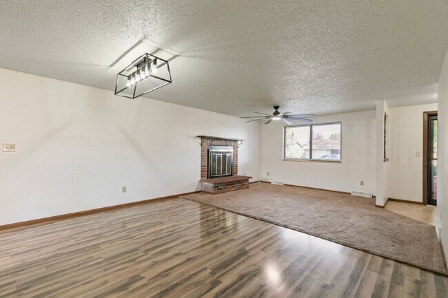 Building Photo - 390 Knotty Pl