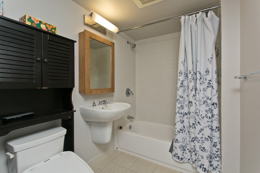 2nd Bathroom - 1009 Kapiolani Blvd