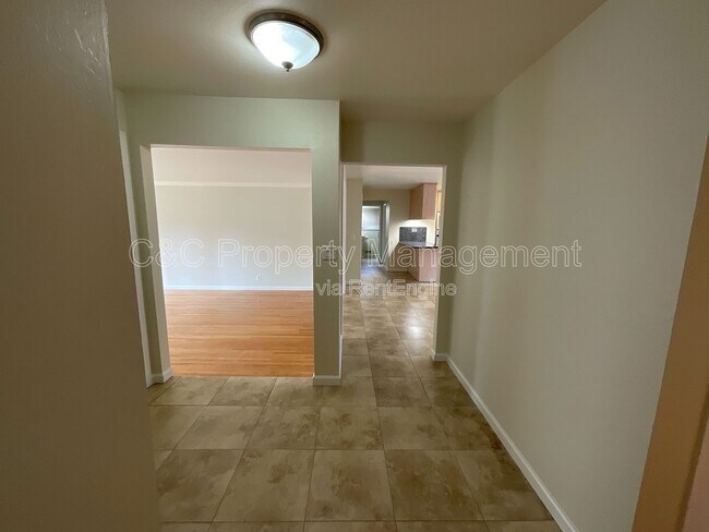 Building Photo - 1426 Ormsby Dr