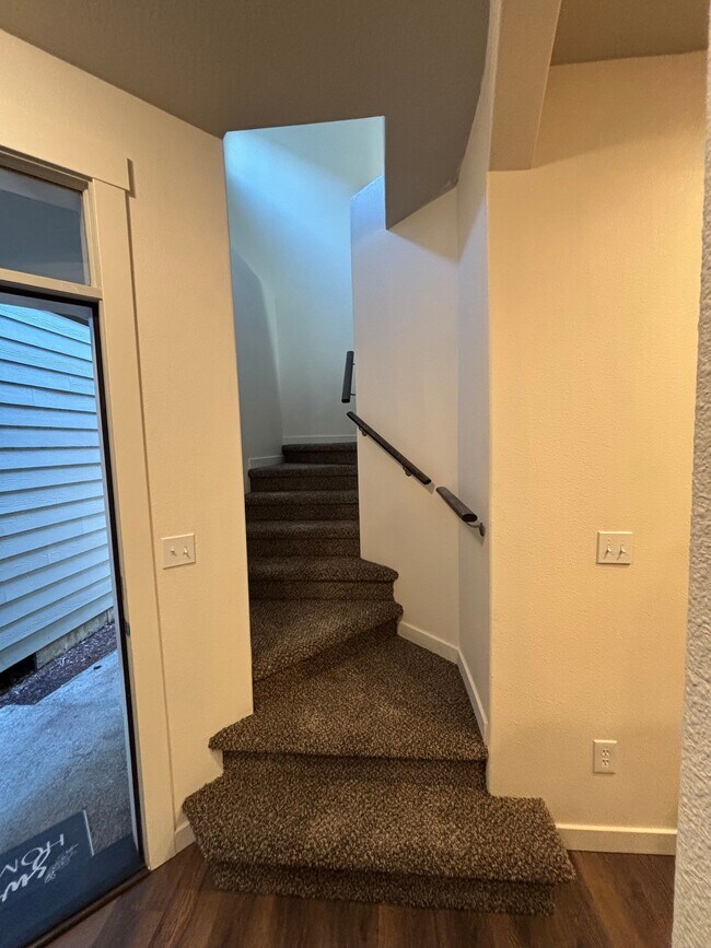 Entry/Stairs - 13110 NE 25th St