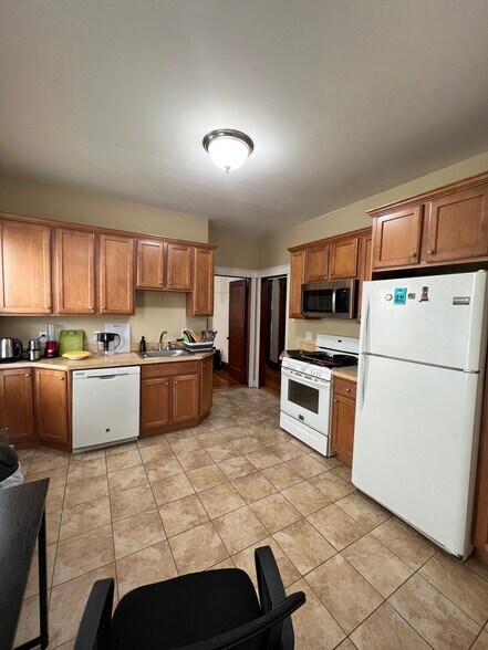 Building Photo - 227 Holland St