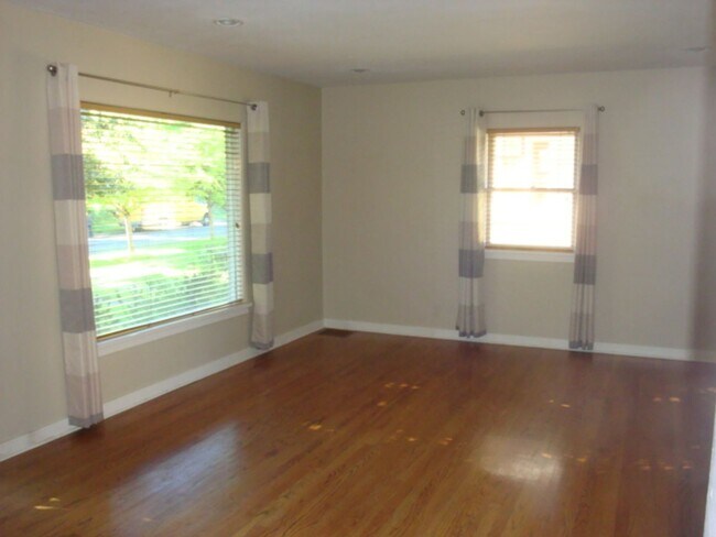 Building Photo - Charming Westside Cottage in a Premier Location