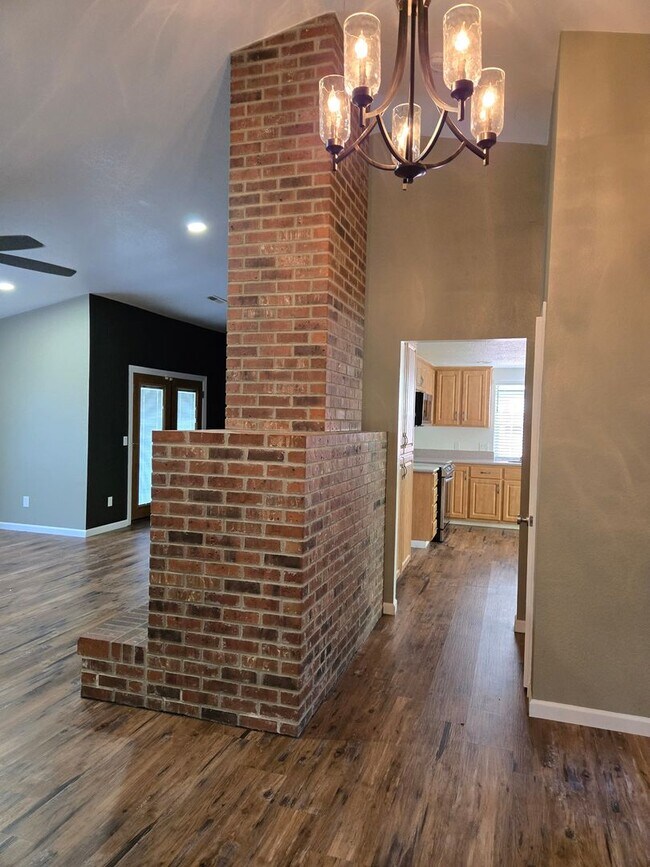 Building Photo - Charming 3BD/2BA Home in Quiet Cul-De-Sac with Solar & Included Landscaping