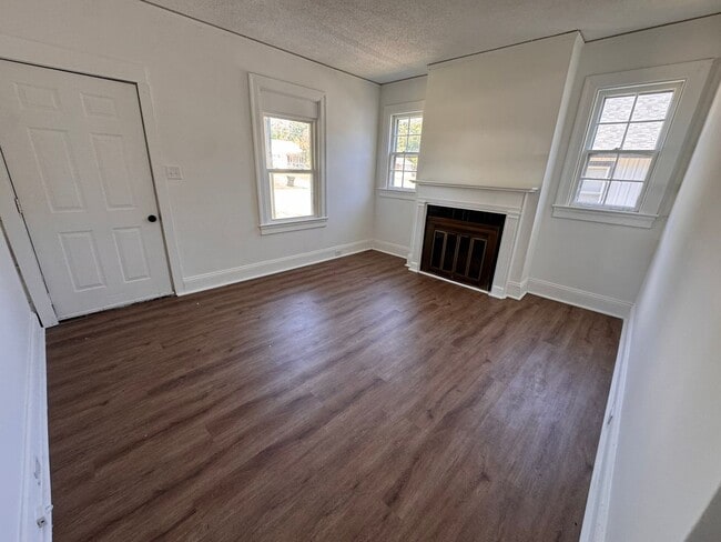 Building Photo - Spacious 2bed/1bath