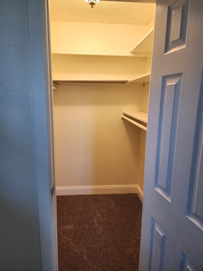 Building Photo - 807 S Jones Ln