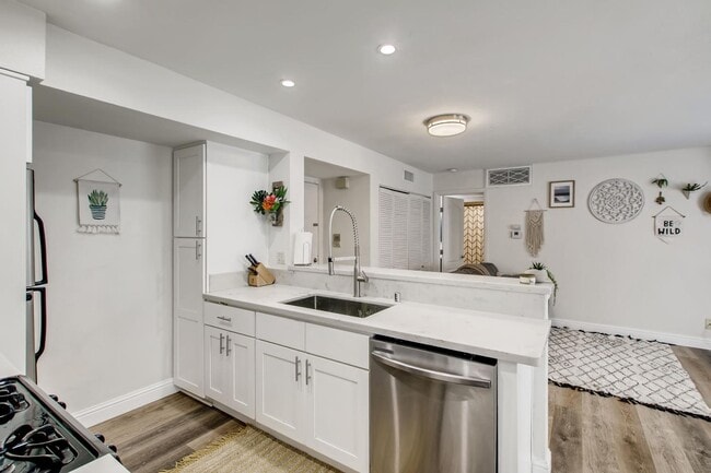 Building Photo - Remodeled Condo in the Heart of North Park