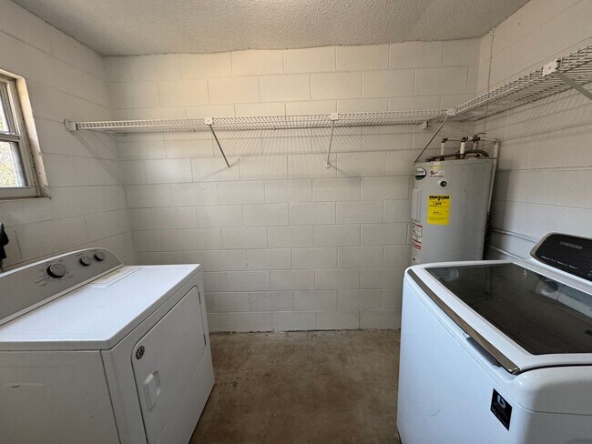 Building Photo - Charming 4 Bedroom, 1 Bathroom Home in Orange City!!