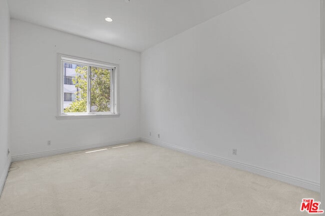 Building Photo - 132 S Maple Dr