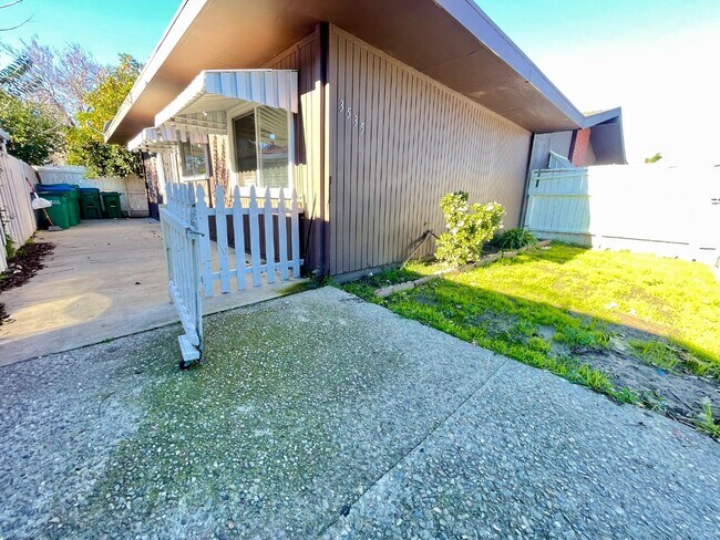 Building Photo - 3535 N San Joaquin St