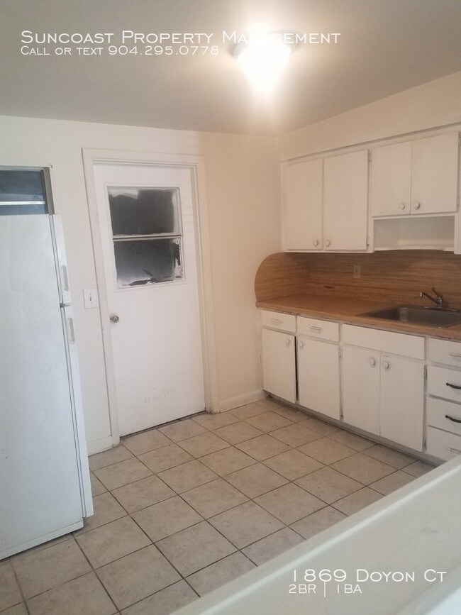 Building Photo - 2 bedroom, 1 Bath Duplex!