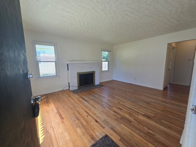 Building Photo - Beautiful North Side Home! Available Now!