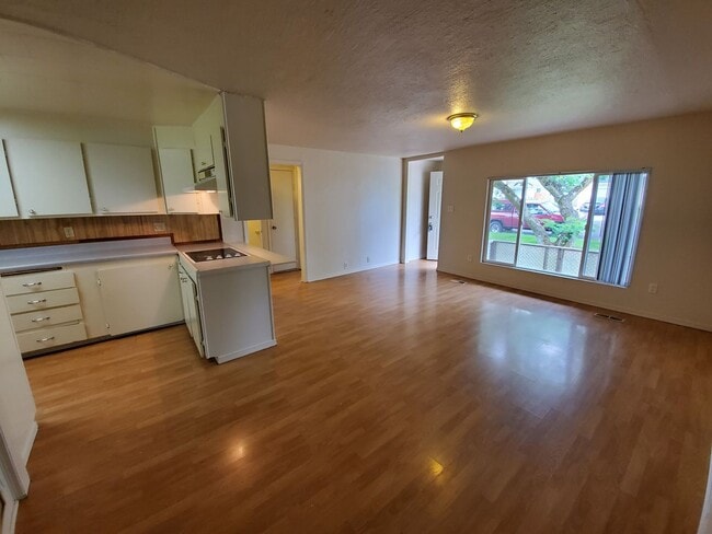 Building Photo - 3 Bed 2 Bath Home w/ storage shed