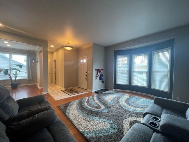 Building Photo - Bellevue Home For Rent!