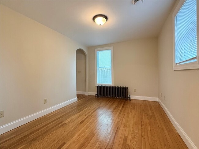 Building Photo - 206 E 11th St