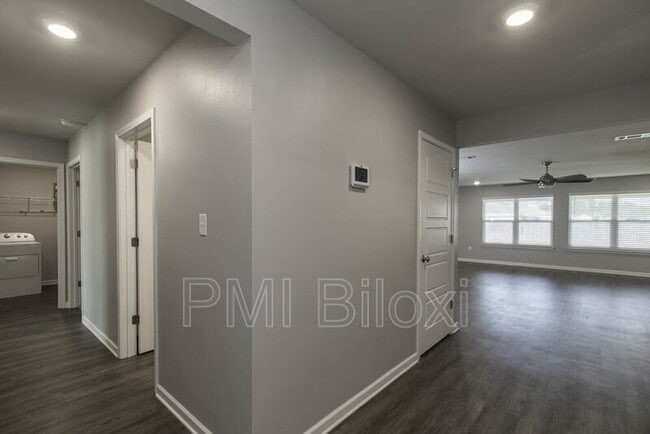 Building Photo - 1005 Enclave Cir